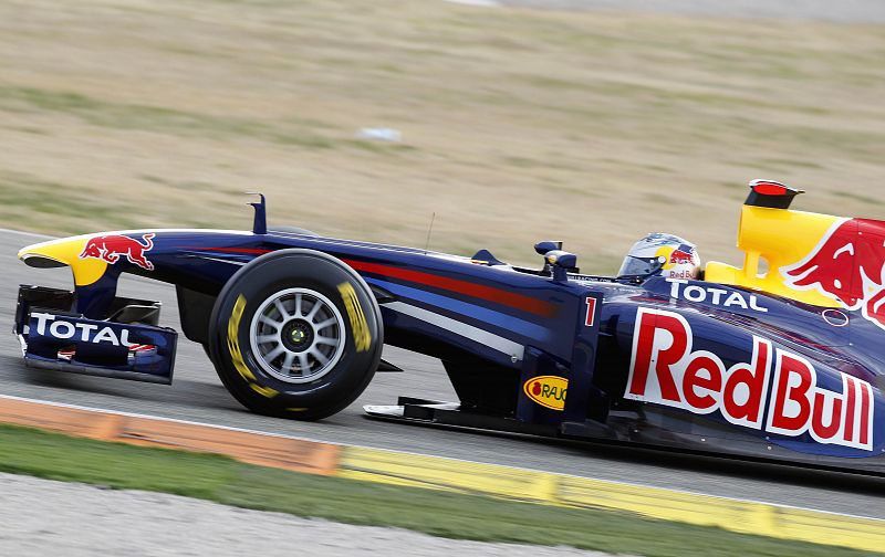 El monoplaza RB 7 de Vettel, de Red Bull, ya rueda para esta temporada de F1.