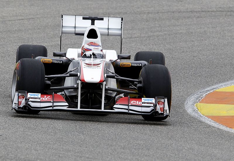 El equipo Sauber de F1 calienta motores en el circuito de Cheste para la temporada 2011.