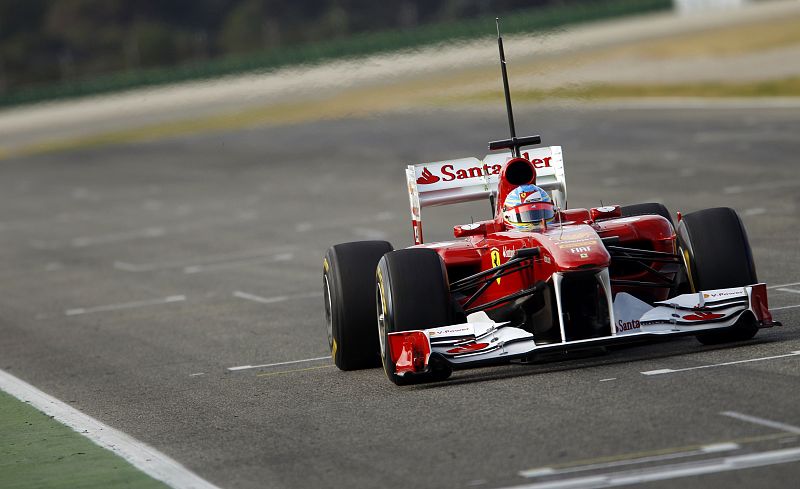 Fernando Alonso conduce su nuevo F150 en el asfalto de Cheste.