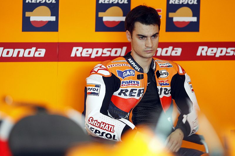 Dani Pedrosa, pensativo en su 'box'.