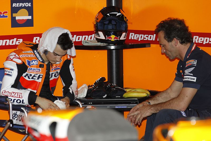 Dani Pedrosa se da un respiro junto a Alberto Puig.