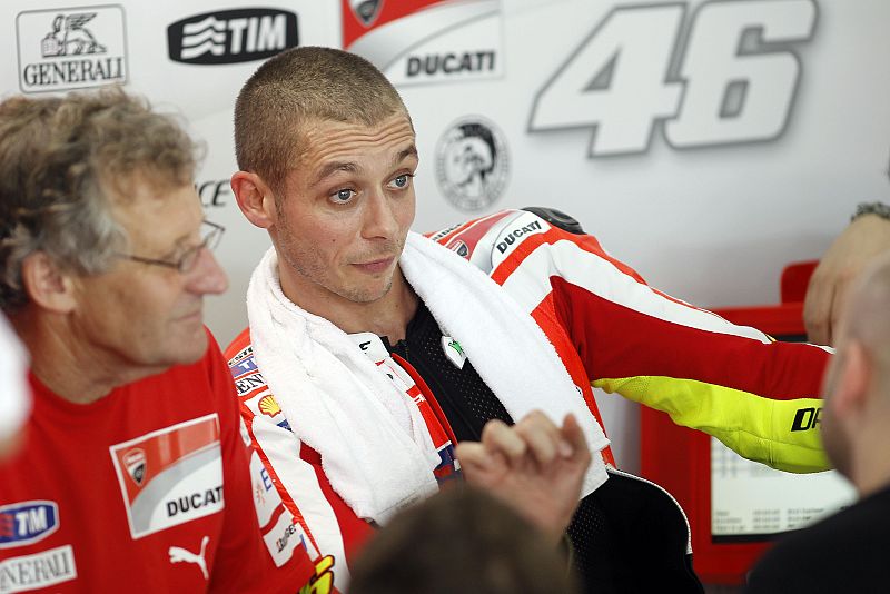 Valentino Rossi charla en el 'box' con su equipo.