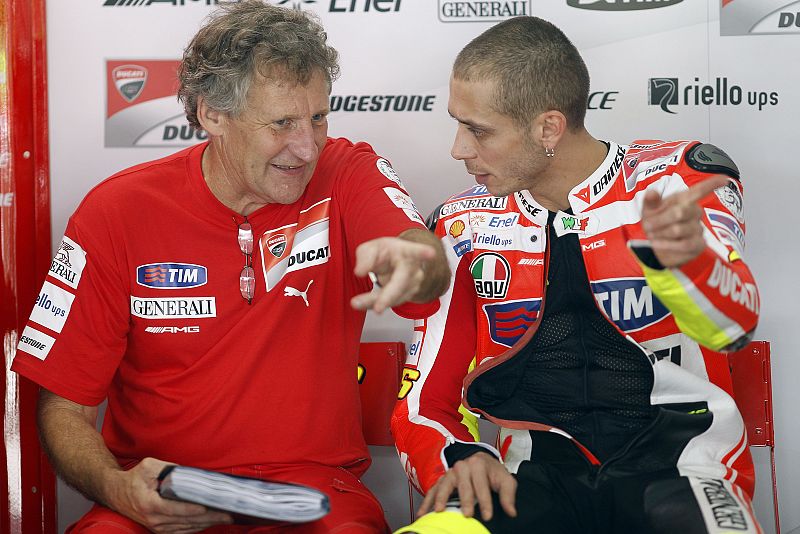 Jeremy Burgess conversa con Valentino Rossi.