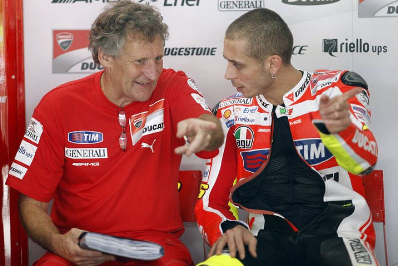 Jeremy Burgess conversa con Valentino Rossi.