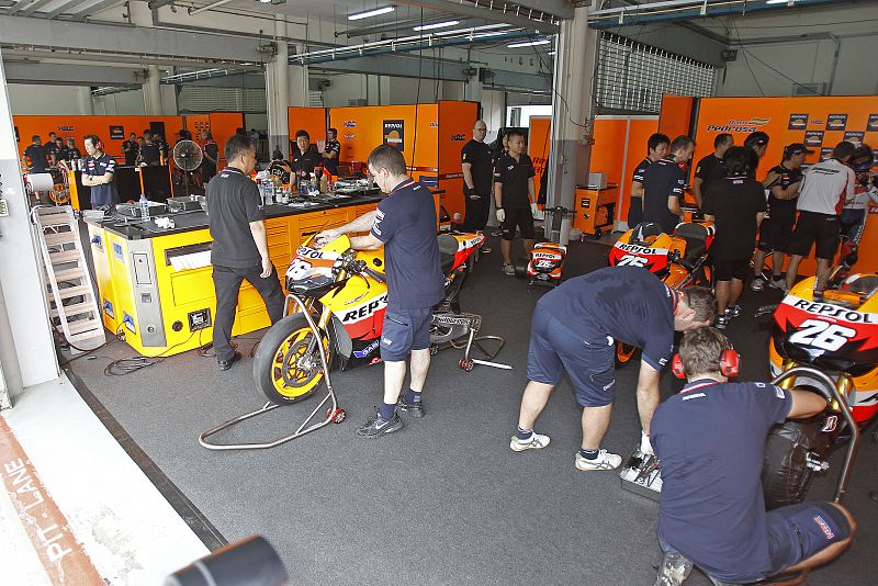 El interior del 'box' de Pedrosa, a pleno rendimiento.