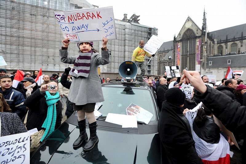 CIENTOS DE PERSONAS SE MANIFIESTAN EN LA PLAZA DAM DE AMSTERDAM CONTRA EL PRESIDENTE HOSNI MUBARAK