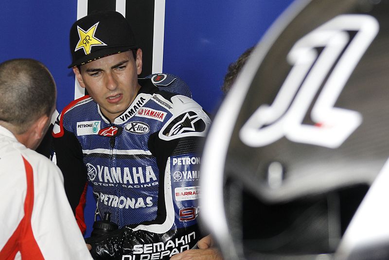 El vigente campeón conversa con sus mecánicos sobre la evolución de su moto.