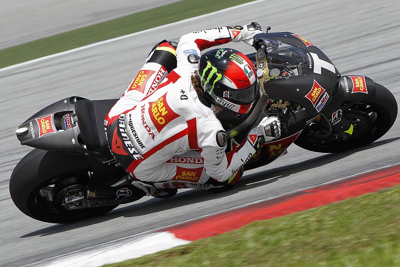 Marco Simoncelli a lomos de su Honda Gresini.