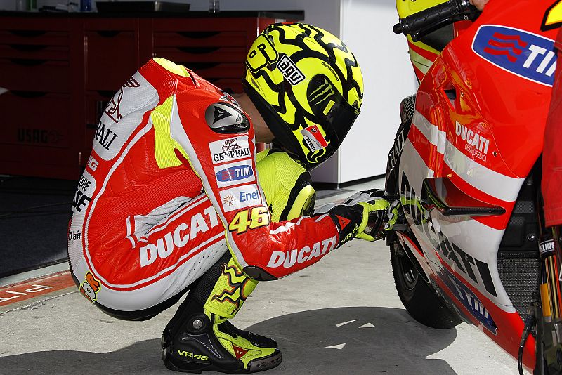 Rossi examina su Ducati.