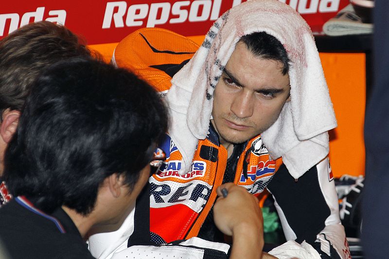 Dani Pedrosa con una toalla en la cabeza para sacerse el sudor tras los entrenamientos en Sepang.