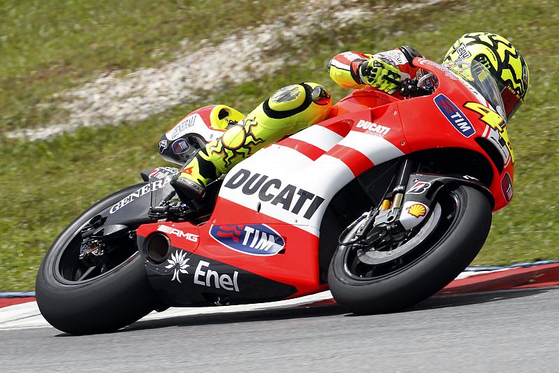 El piloto italiano de ducati, Valentino Rossi, toma una curva en Sepang.