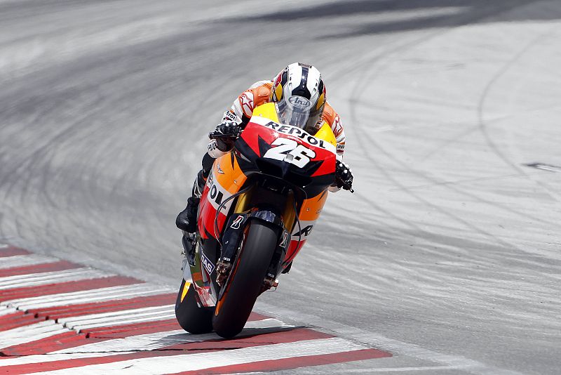 El piloto español Dani Pedrosa a bordo de su Honda en el circuito de Sepang.