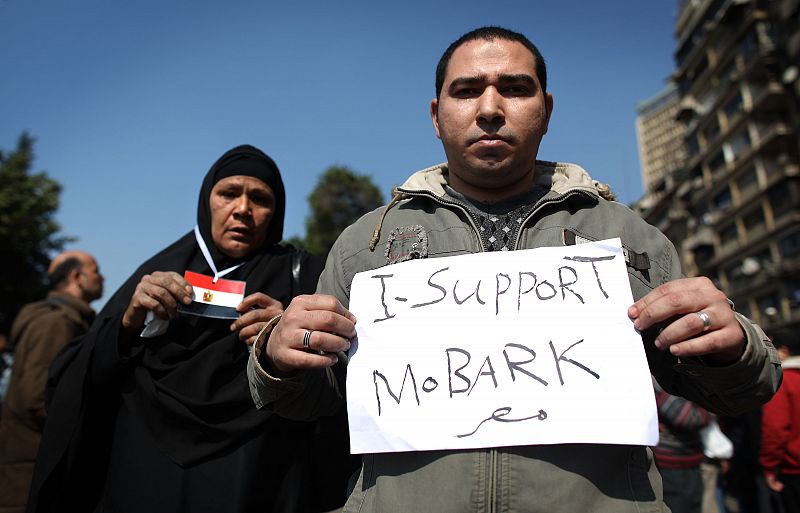 Un hombre y una mujer muestran su apoyo al régimen de Mubarak