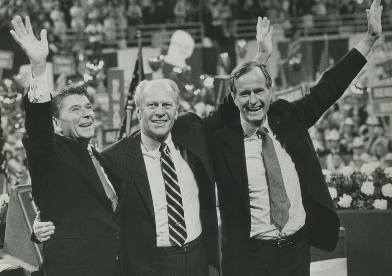 Ronald Reagan, George Bush y Gerald Ford celebran la victoria de los republicanos en las elecciones de 1980.