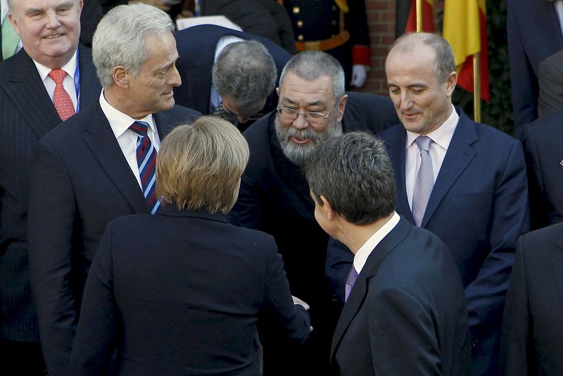 La canciller alemana conversa con el secretario general de UGT, Cándido Méndez