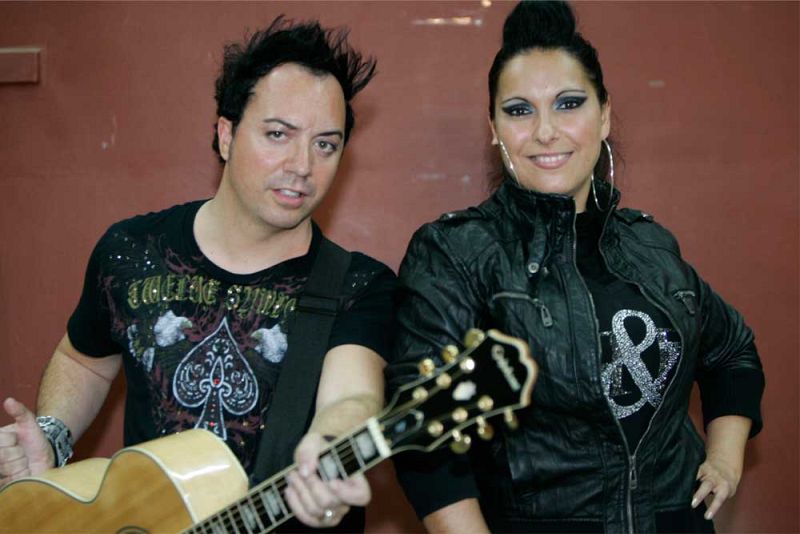 Julio César y Ana son los integrantes de WE