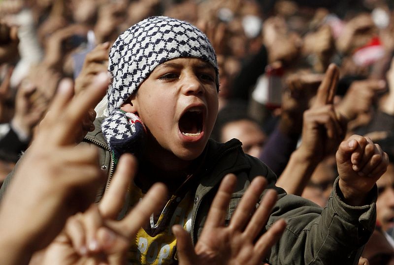 Un niño grita contra Mubarak en la plaza Tahrir en El Cairo