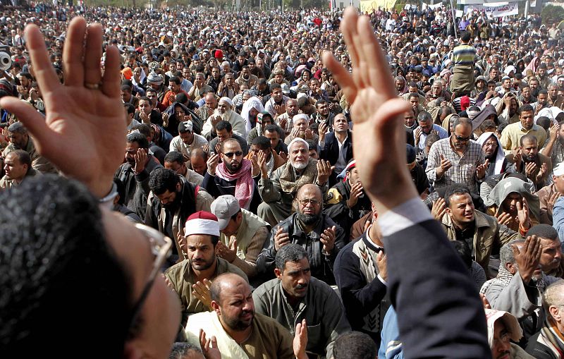 Los manifestantes antigubernamentales rezan este viernes en la plaza Tahrir.