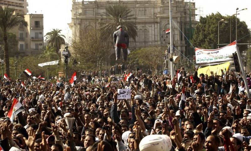 Los egipcios cuelgan un muñeco que imita al presidente egipcio, Hosni Mubarak durante los rezos de este viernes.