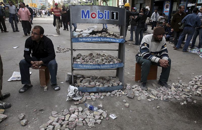 Manifestantes egipcios opositores a Mubarak vigilan un punto donde acumulan las piedras que utilizarán para defenderse de los ataques del bando oficialista en la plaza Tahrir de El Cairo