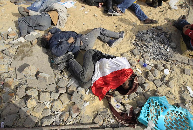 Varios opositores descansan en los alrededores de la plaza Tahrir de El Cairo