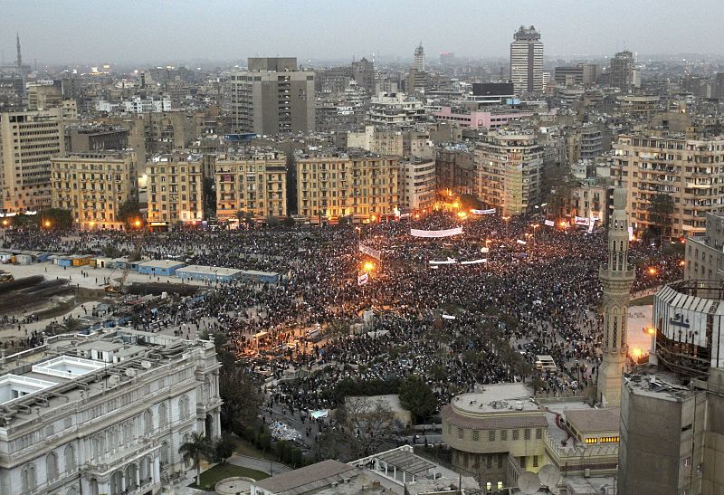 Al caer el sol, la plaza Tahrir, el símbolo de la revuelta, presenta este aspecto