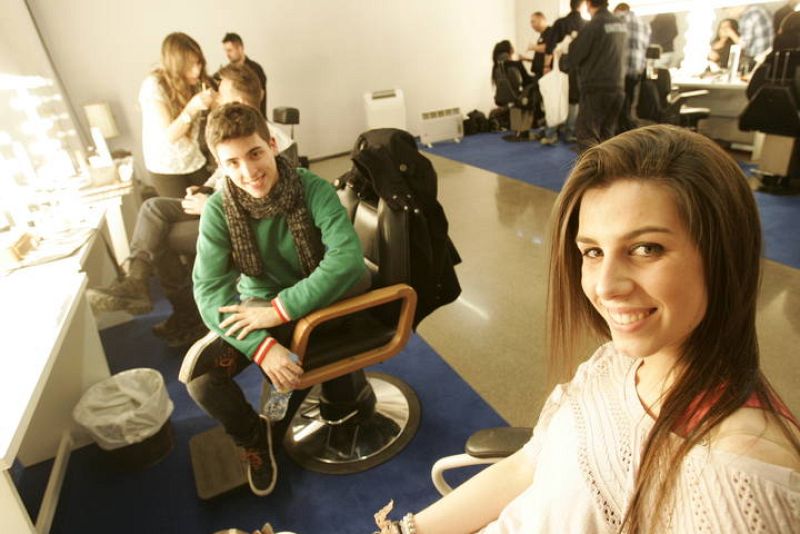  Lorena Rosales y Pau Quero, en peluqueríaLorena Rosales y Pau Quero, en peluquería