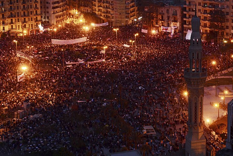 Imagen de la Plaza Tahrir en El Cairo, Egipto, ya de noche: los egipcios siguen pidiendo la marcha de Mubarak