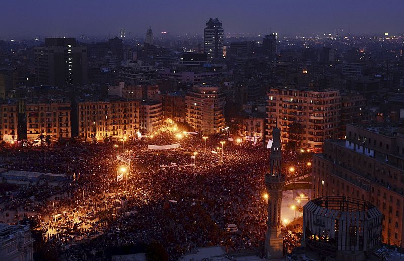 La llegada de la noche no ha logrado vaciar la plaza Tahrir, donde miles de personas siguen concentradas