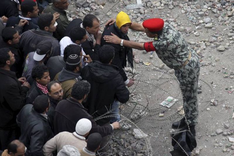 MANIFESTANTES PIDEN LA DIMISION DE HOSNI MUBARAK