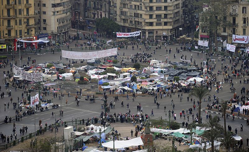 DETRACTORES DE MUBARAK TOMAN LA PLAZA TAHIR POR DECIMOTERCER DÍA CONSECUTIVO