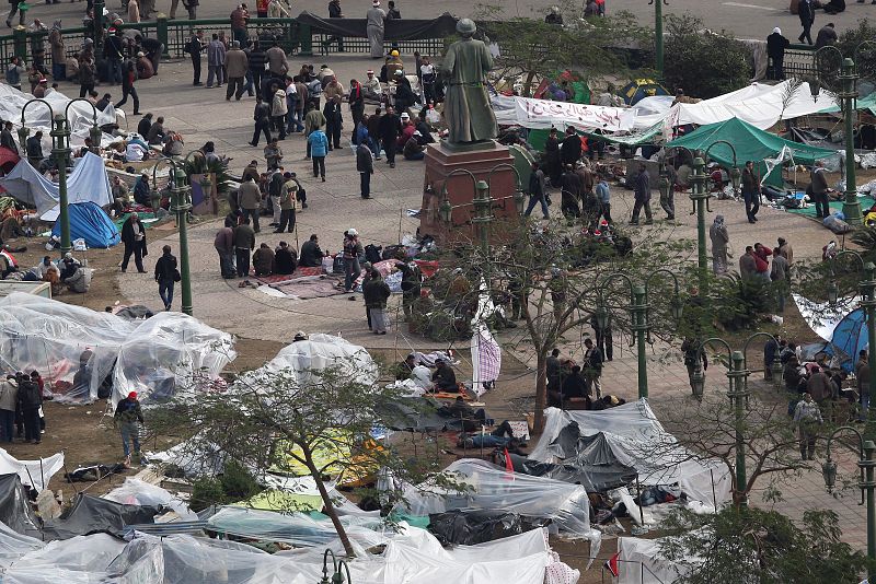 DETRACTORES DE MUBARAK TOMAN LA PLAZA TAHIR POR DECIMOTERCER DÍA CONSECUTIVO