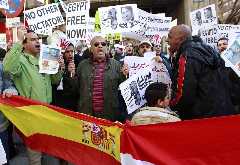 Anti-Mubarak protesters shout slogans to show their support for the anti-Mubarak demonstrations in Egypt, in Madrid