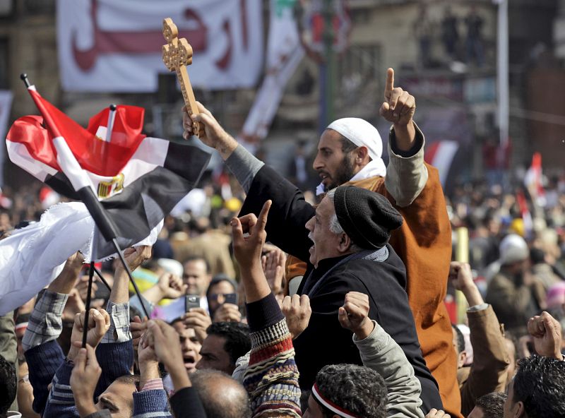 CRISTIANOS EVANGELISTAS SE UNEN A MUSULMANES EN TAHRIR Y PIDEN SALIDA MUBARAK