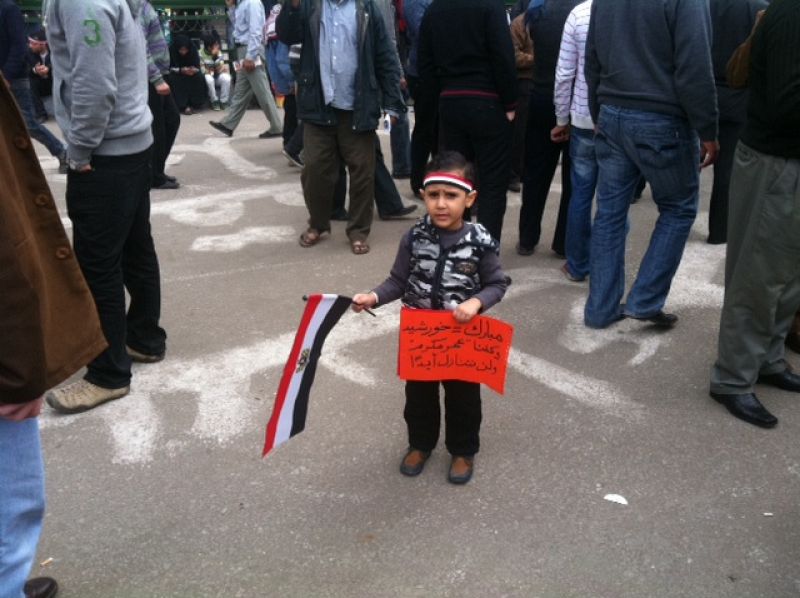 Niño con banderas egipcias entre los manifestantes