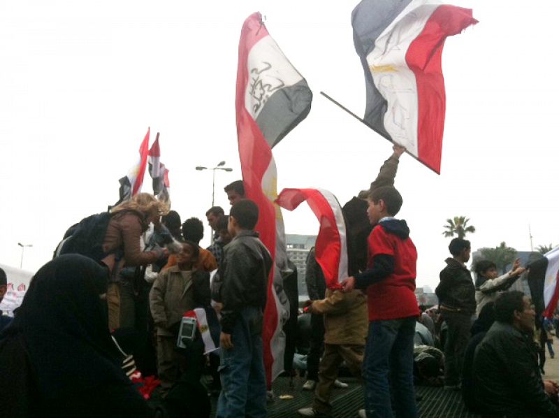 Manifestantes con banderas egipcias en la plaza Tahrir