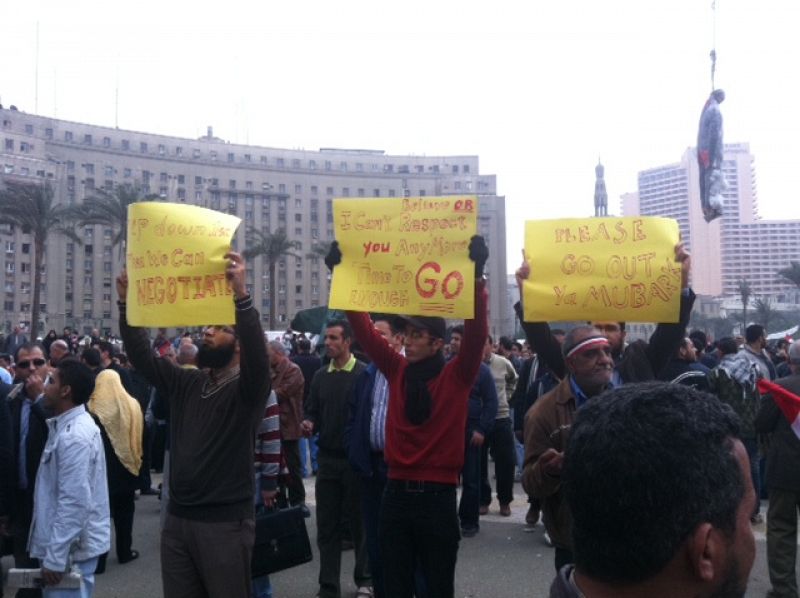 Manifestantes con pancartas contra Mubarak en la plaza Tahrir