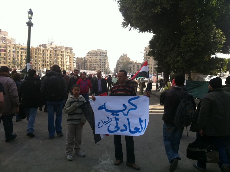 Los niños también están viviendo las revueltas, que para ellos son como una "fiesta".