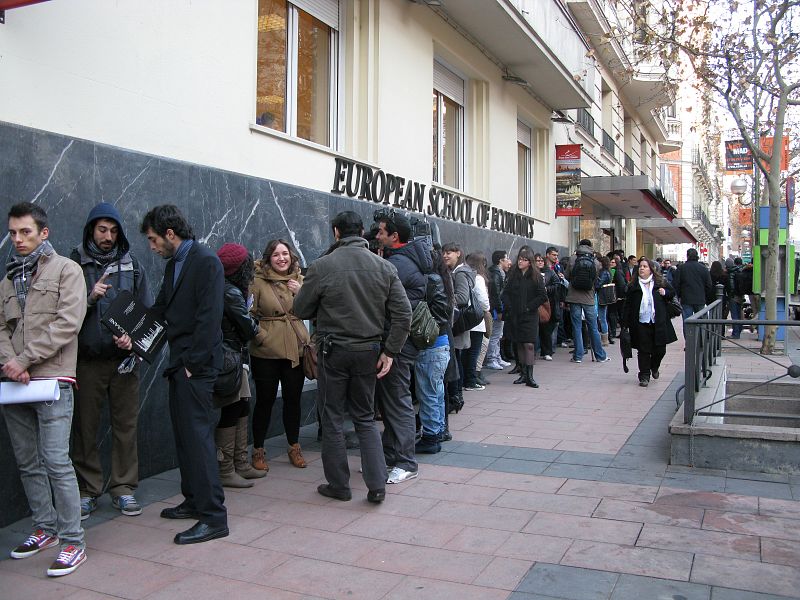 Detalle de la cola de aspirantes para realizar la prueba de selección de personal de Eurodisney, en la madrileña calle de Velázquez