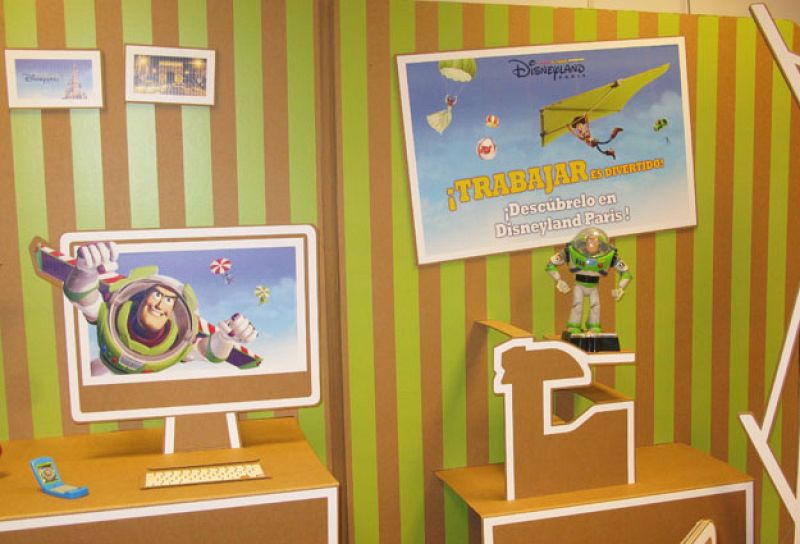 Carteles colocados en la prueba de preselección de personal celebrada este martes en la Escuela Europea de Económicas (Madrid) para trabajar en el parque temático Eurodisney, en París.