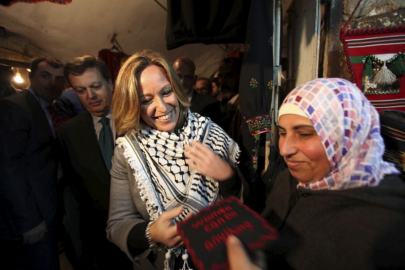 La ministra de Exteriores ataviada con un pañuelo palestino en su visita a Hebrón