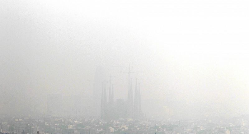 Vista de la Sagrada Familia de Barcelona en una jornada en la que la polución hacía invisible el edificio de Gaudí