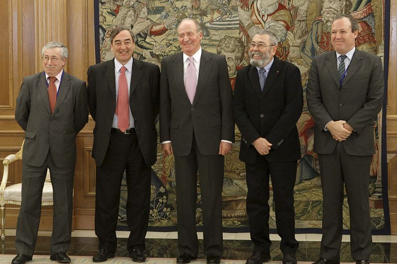 El Rey, junto a los presidentes de CEOE, Juan Rosell, y CEPYME, Jesús María Terciado, y a los secretarios generales de CCOO, Ignacio Fernández Toxo, y UGT, Cándido Méndez, a quienes ha recibido en audiencia en el Palacio de la Zarzuela.