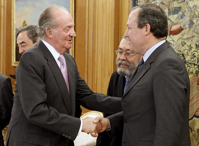El Rey saluda al presidente de la Confederación Española de Pequeñas y Medianas Empresas, CEPYME.