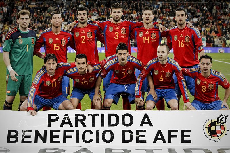 Los jugadores de la selección española posan momentos antes del inicio de su partido amistoso frente a la selección colombiana