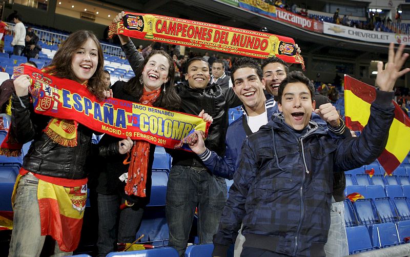 Aficionados de la selección española esperan en las gradas del Santiago Bernabeu, con ganas de divertirse viendo a la campeona del mundo.