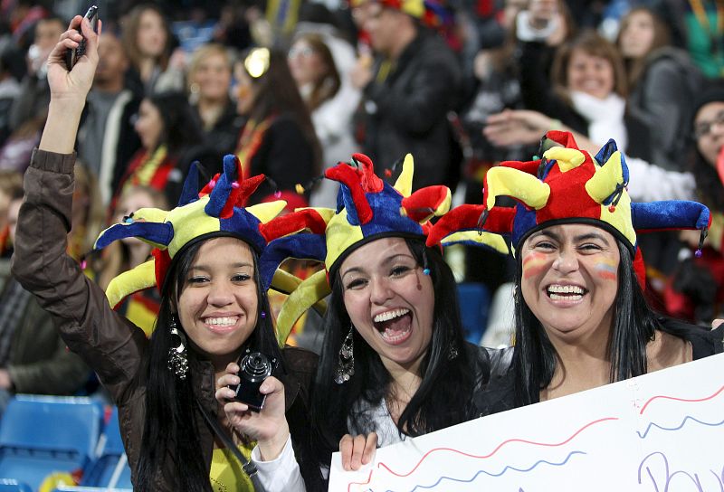 La afición colombiana residente en Madrid también puso color en las gradas del estadio.