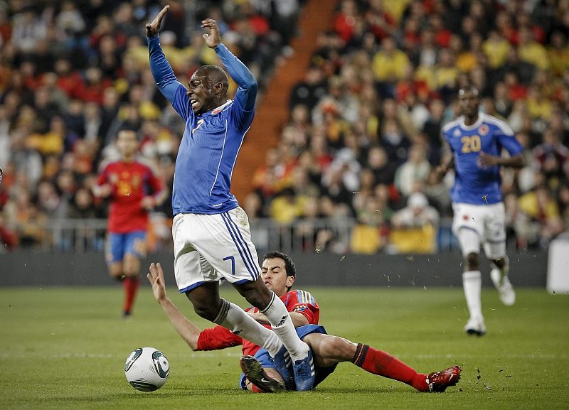 Pablo Armero cae de manera aparatosa ante el centrocampista de la selección española Sergio Busquets