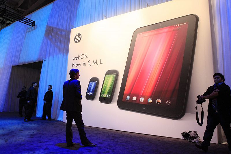 Un mural muestra los tres nuevos productos de HP, dos móviles -Veer y Pre3- y el TouchPad