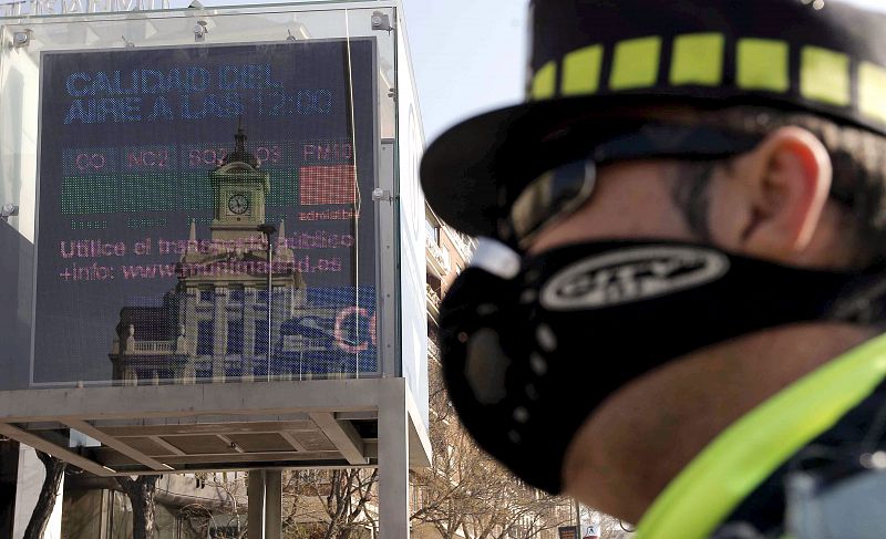 Un policía se protege del alto índice de polución en Madrid